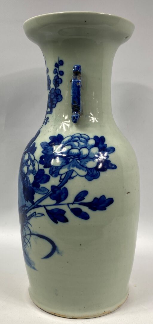 CHINE - Vase balustre à col évasé en porcelaine à décor bleu blanc d'oiseau bra…