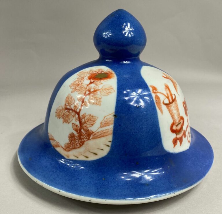 CHINE - Vase balustre couvert en porcelaine émaillée bleu poudré. A décor dans…
