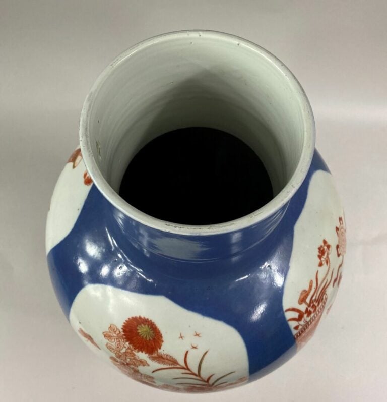 CHINE - Vase balustre couvert en porcelaine émaillée bleu poudré. A décor dans…