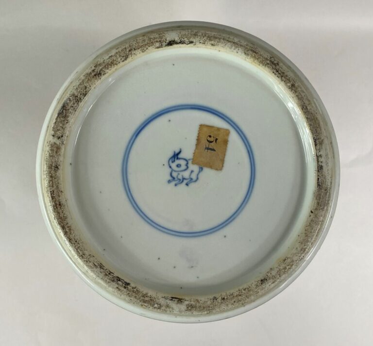 CHINE - Vase balustre couvert en porcelaine émaillée bleu poudré. A décor dans…