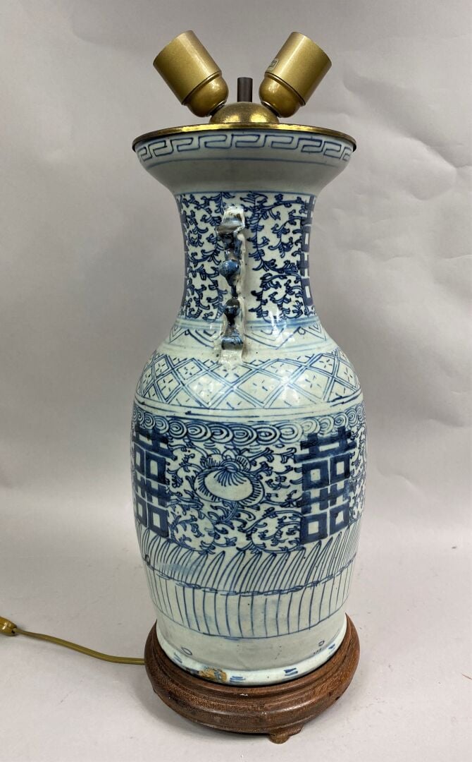 CHINE - Vase balustre en céramique émaillée bleu et blanc à décor de rinceaux f…