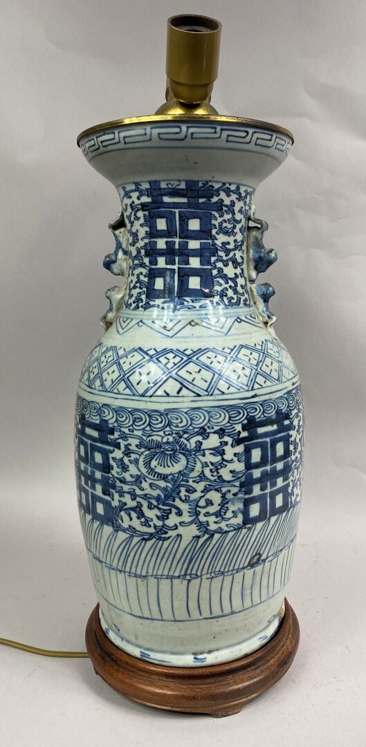 CHINE - Vase balustre en céramique émaillée bleu et blanc à décor de rinceaux f…