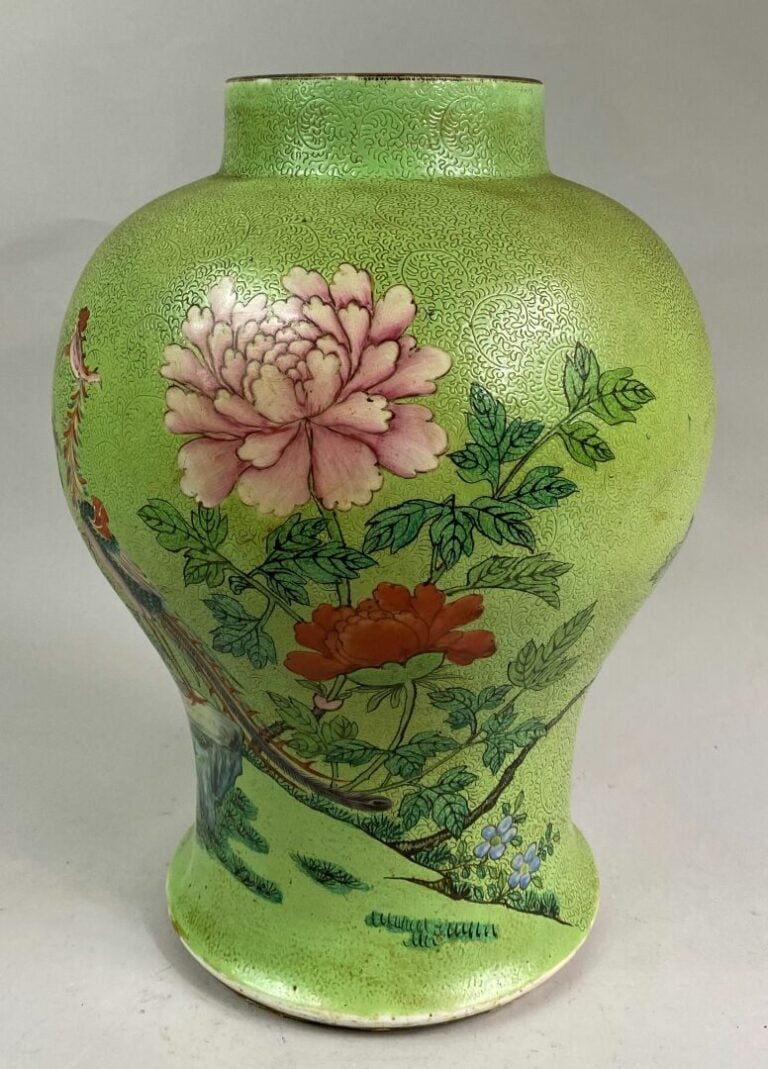 CHINE - Vase balustre en céramique émaillée, le fond vert est gravé d'un décor…