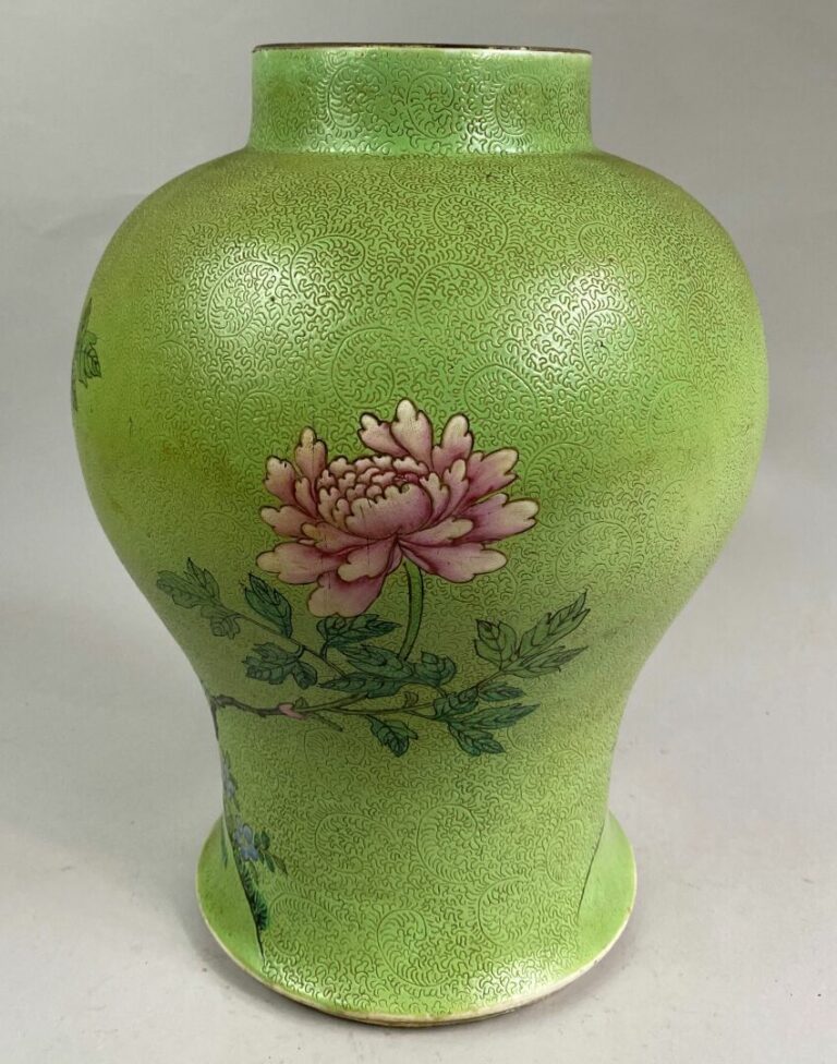 CHINE - Vase balustre en céramique émaillée, le fond vert est gravé d'un décor…