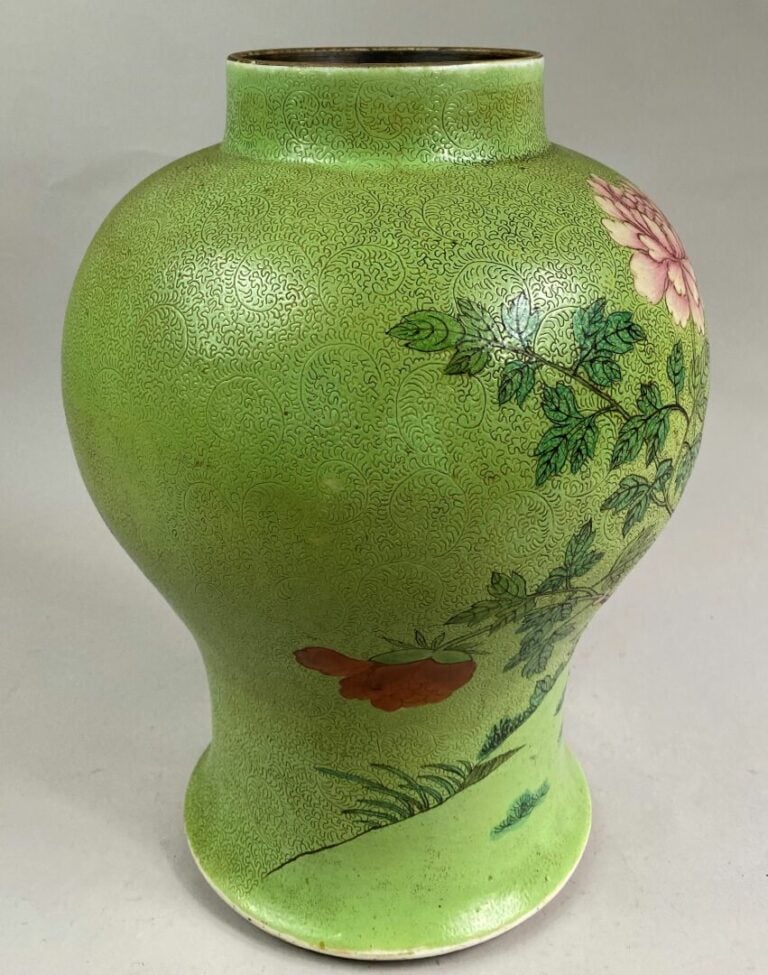 CHINE - Vase balustre en céramique émaillée, le fond vert est gravé d'un décor…