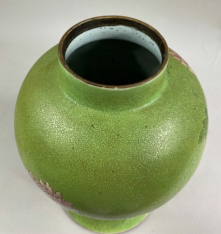 CHINE - Vase balustre en céramique émaillée, le fond vert est gravé d'un décor…