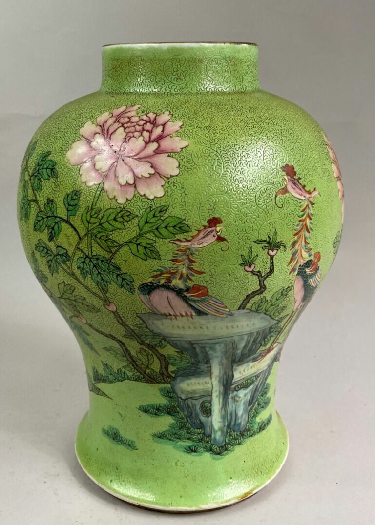 CHINE - Vase balustre en céramique émaillée, le fond vert est gravé d'un décor…