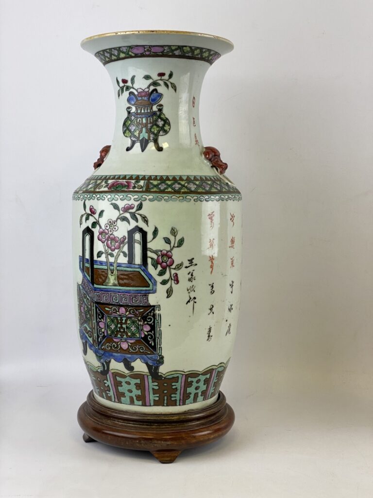 CHINE - Vase balustre en porcelaine émaillé à décor des "Cent antiquités" et po…