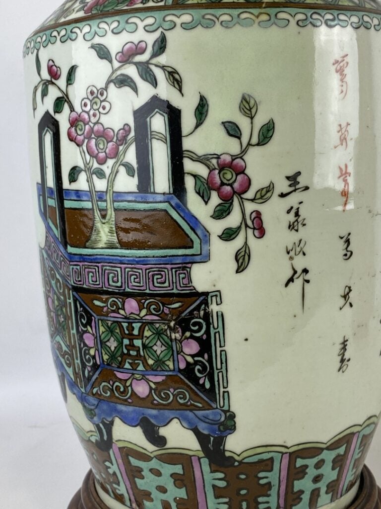 CHINE - Vase balustre en porcelaine émaillé à décor des "Cent antiquités" et po…