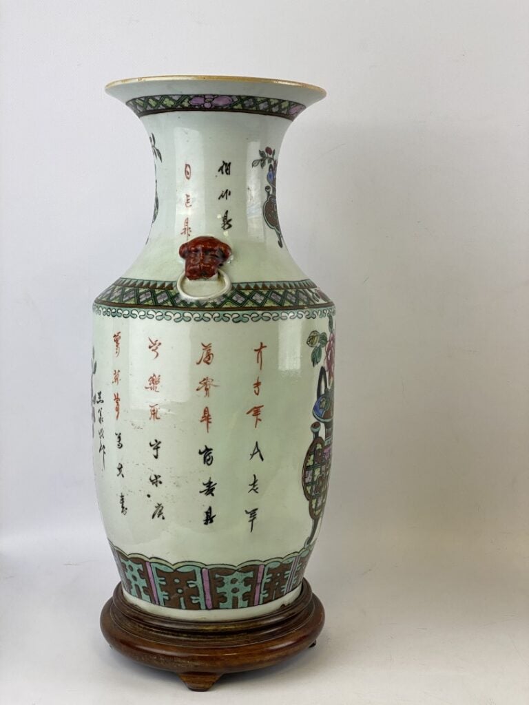 CHINE - Vase balustre en porcelaine émaillé à décor des "Cent antiquités" et po…