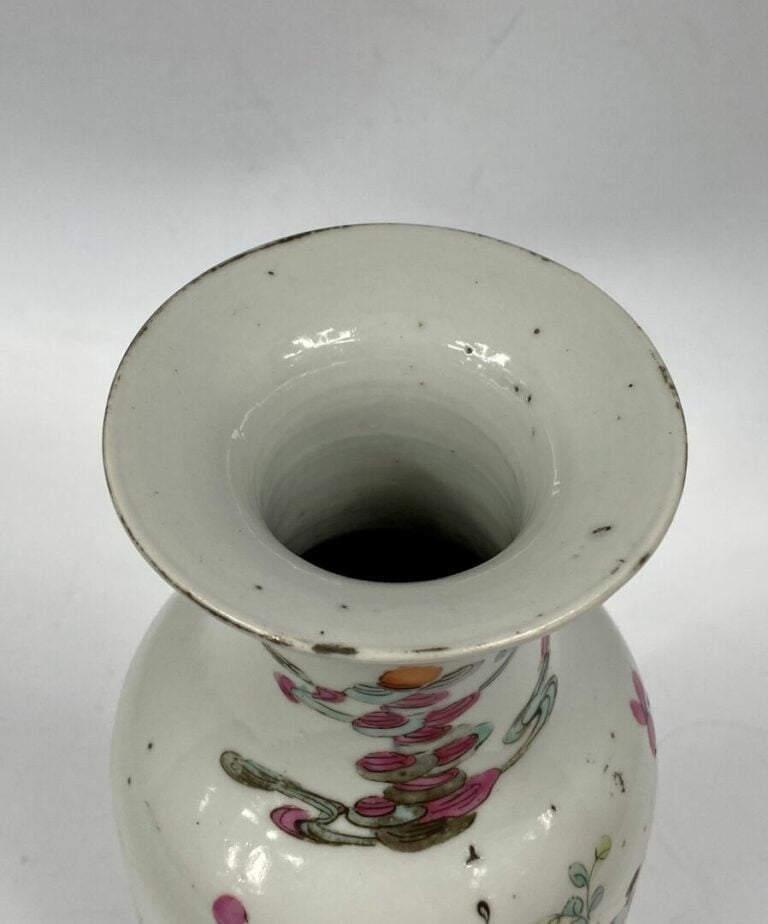 CHINE - Vase balustre en porcelaine émaillée dans le gout de la Famille Rose à…