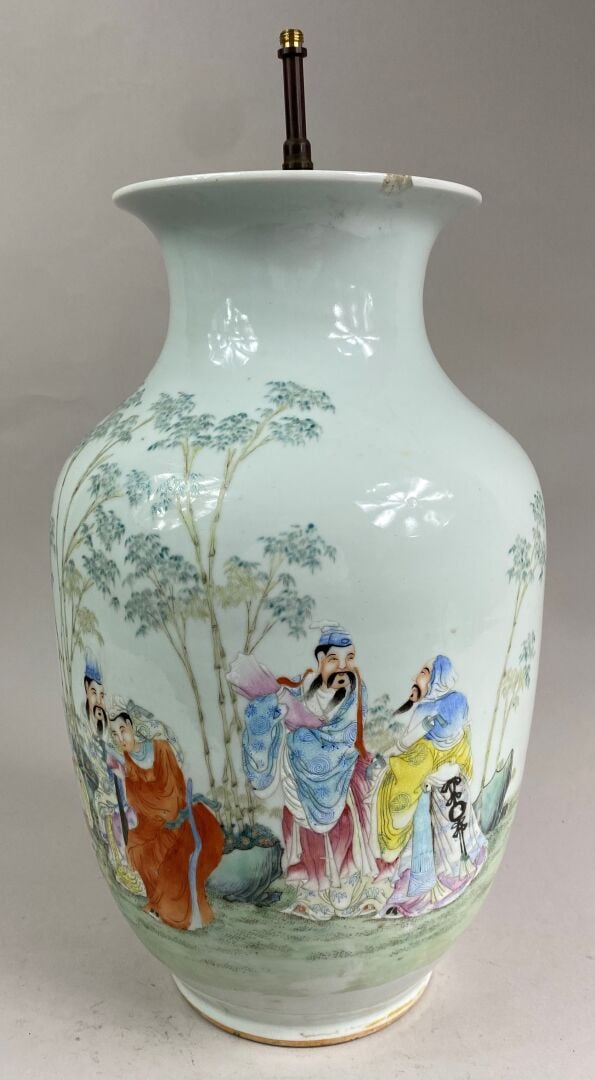 CHINE - Vase balustre en porcelaine émaillée polychrome dans le style de la Fam…