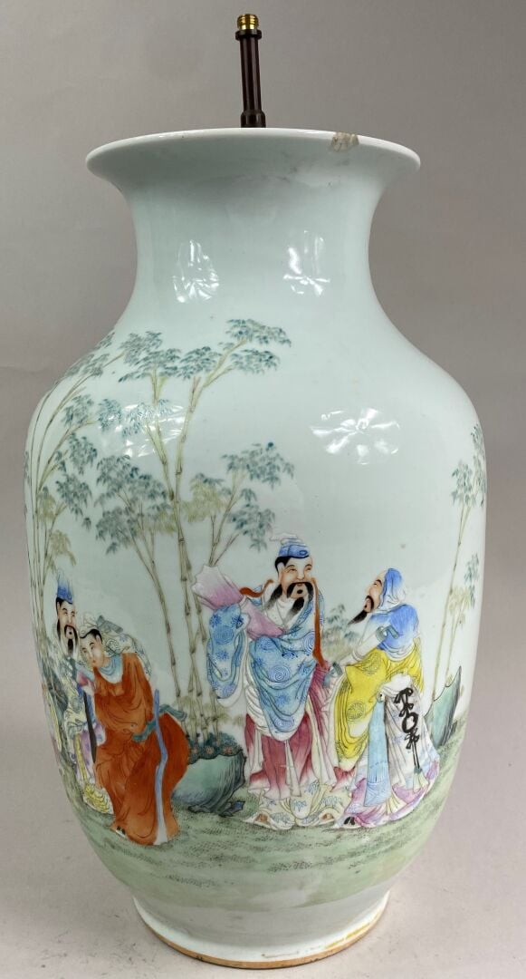 CHINE - Vase balustre en porcelaine émaillée polychrome dans le style de la Fam…
