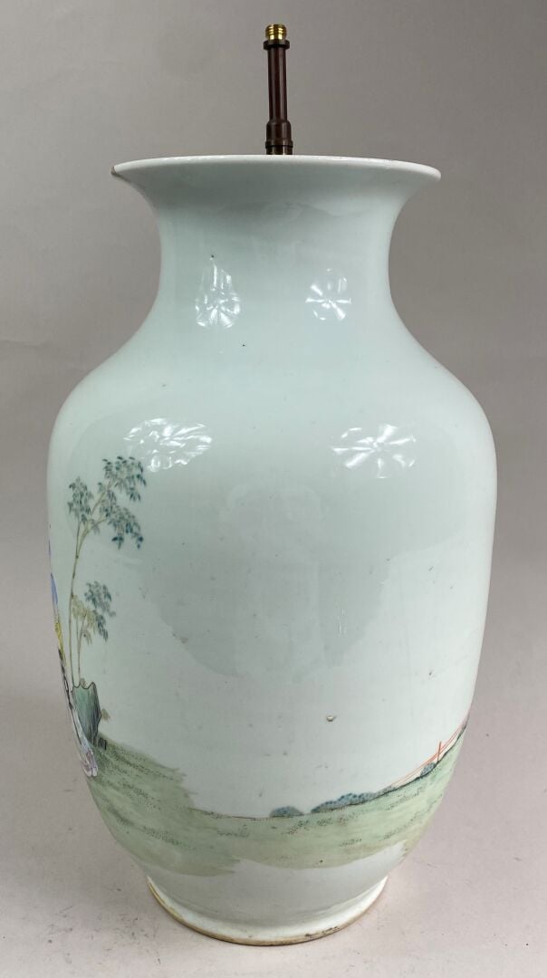 CHINE - Vase balustre en porcelaine émaillée polychrome dans le style de la Fam…