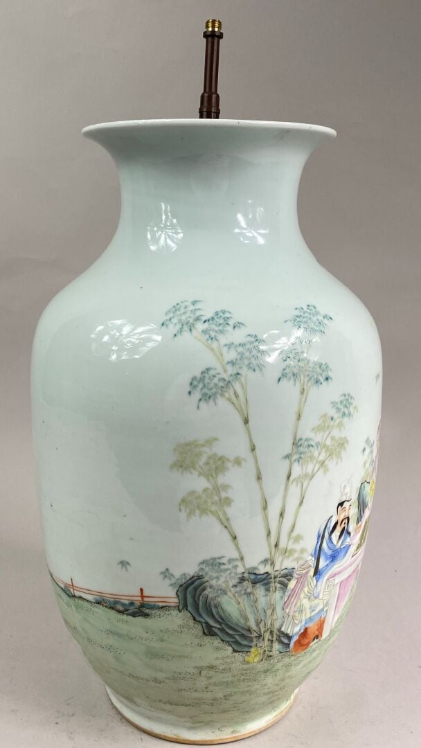 CHINE - Vase balustre en porcelaine émaillée polychrome dans le style de la Fam…