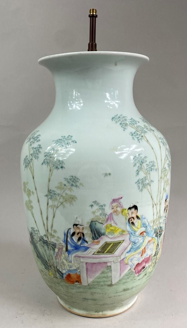 CHINE - Vase balustre en porcelaine émaillée polychrome dans le style de la Fam…