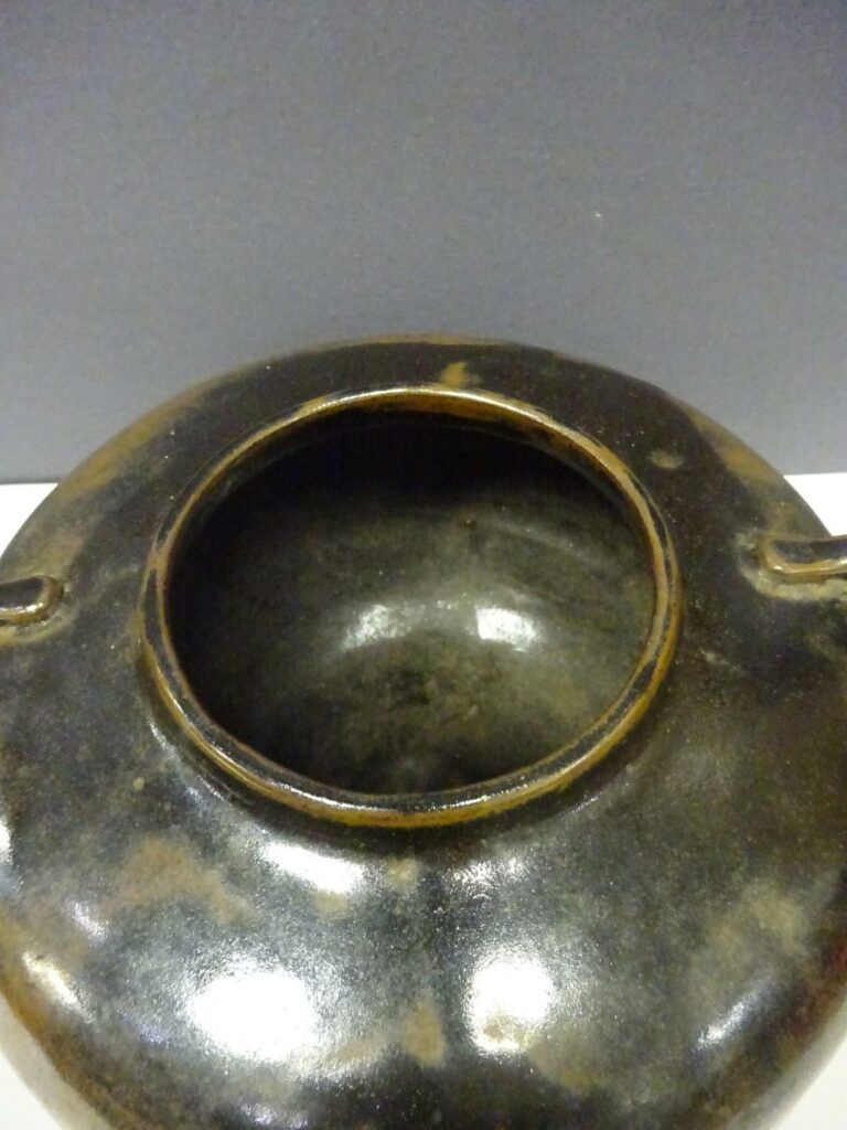 CHINE - Vase boule en grès émaillé marron et noir, à large panse flanquée de de…