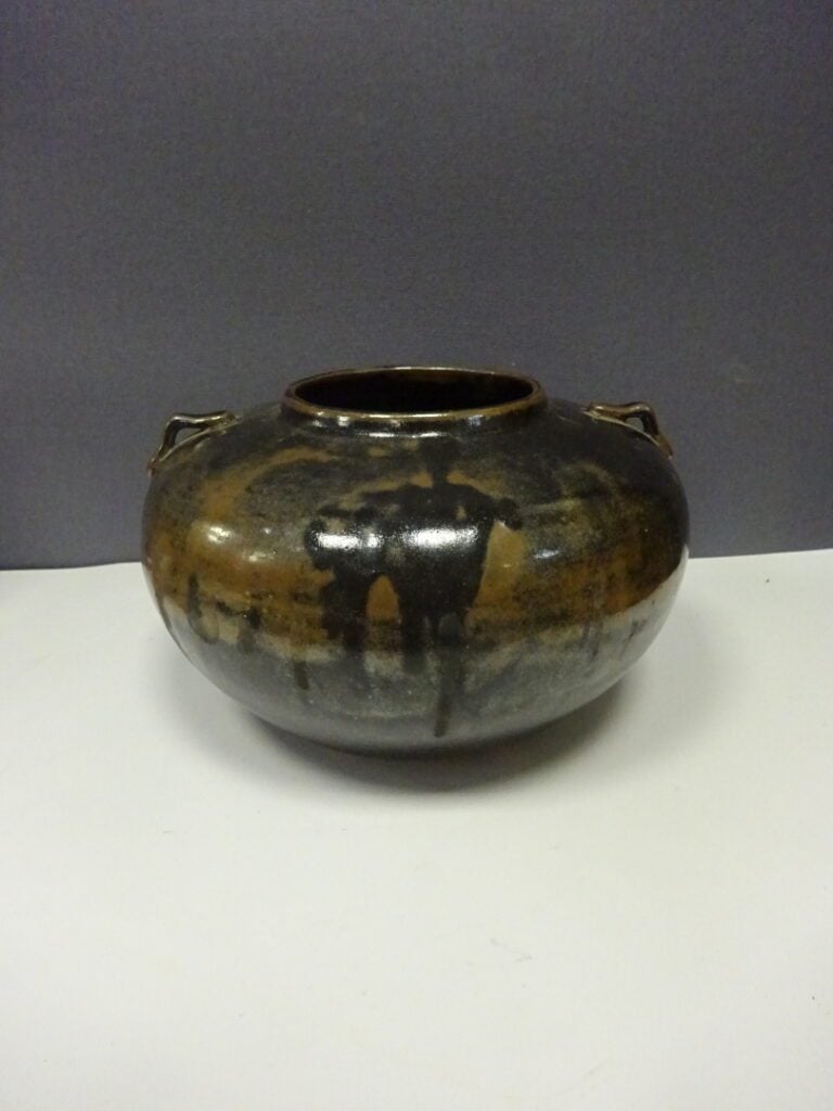 CHINE - Vase boule en grès émaillé marron et noir, à large panse flanquée de de…