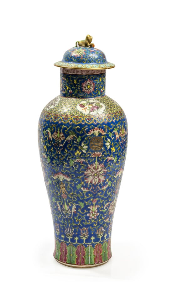 CHINE - Vase couvert meiping en porcelaine de la famille rose - A décor de fleu…