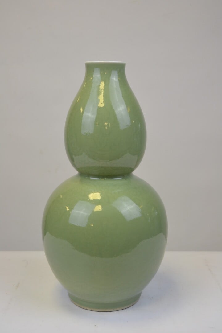 CHINE - Vase de forme coloquinte en porcelaine à couverte céladon. Incisé d'un…