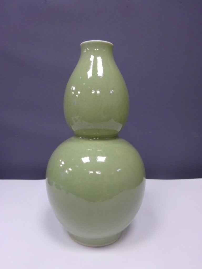 CHINE - Vase de forme coloquinte en porcelaine à couverte céladon. Incisé d'un…