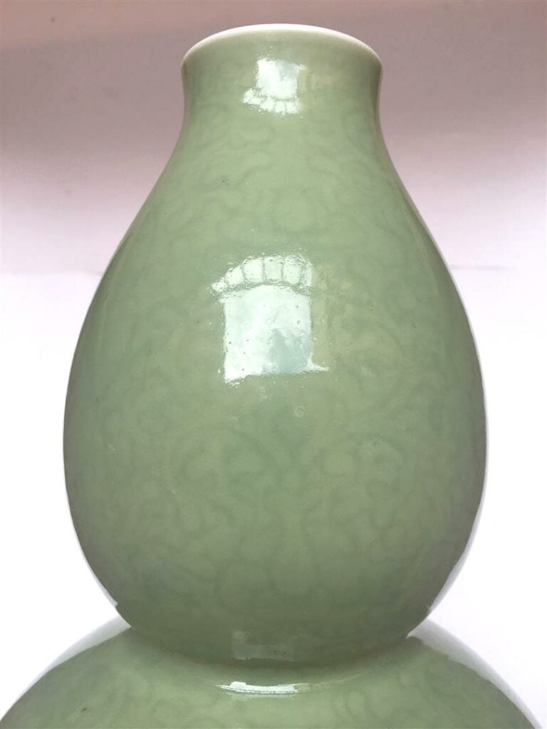 CHINE - Vase de forme coloquinte en porcelaine à couverte céladon. Incisé d'un…
