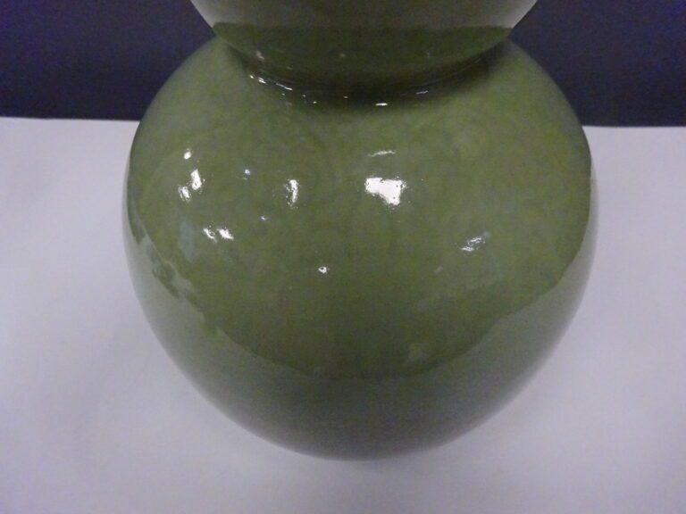 CHINE - Vase de forme coloquinte en porcelaine à couverte céladon. Incisé d'un…