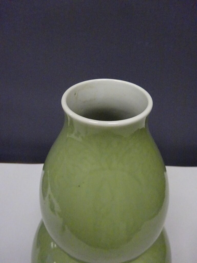 CHINE - Vase de forme coloquinte en porcelaine à couverte céladon. Incisé d'un…