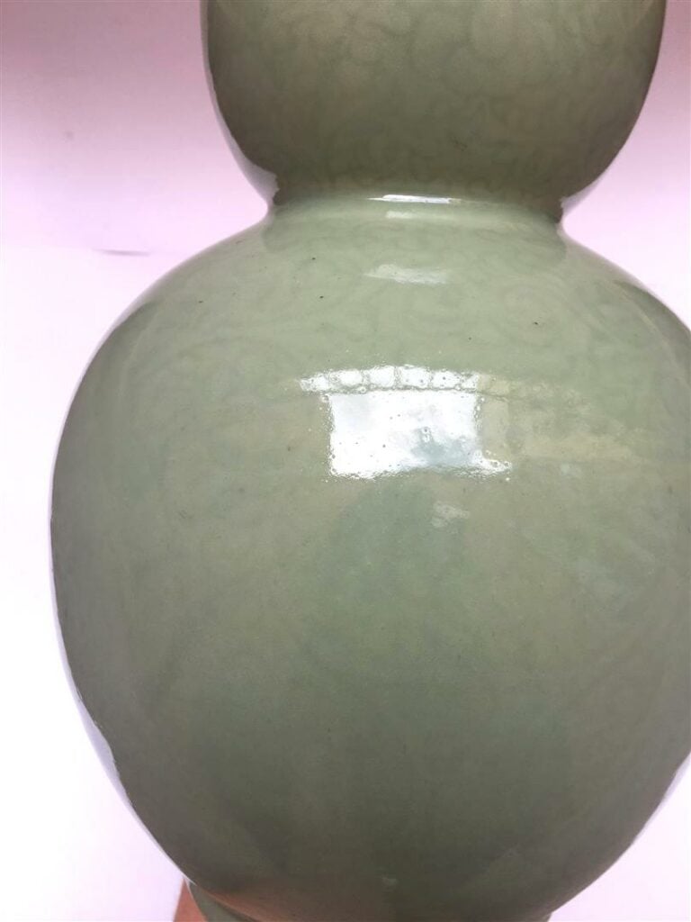 CHINE - Vase de forme coloquinte en porcelaine à couverte céladon. Incisé d'un…