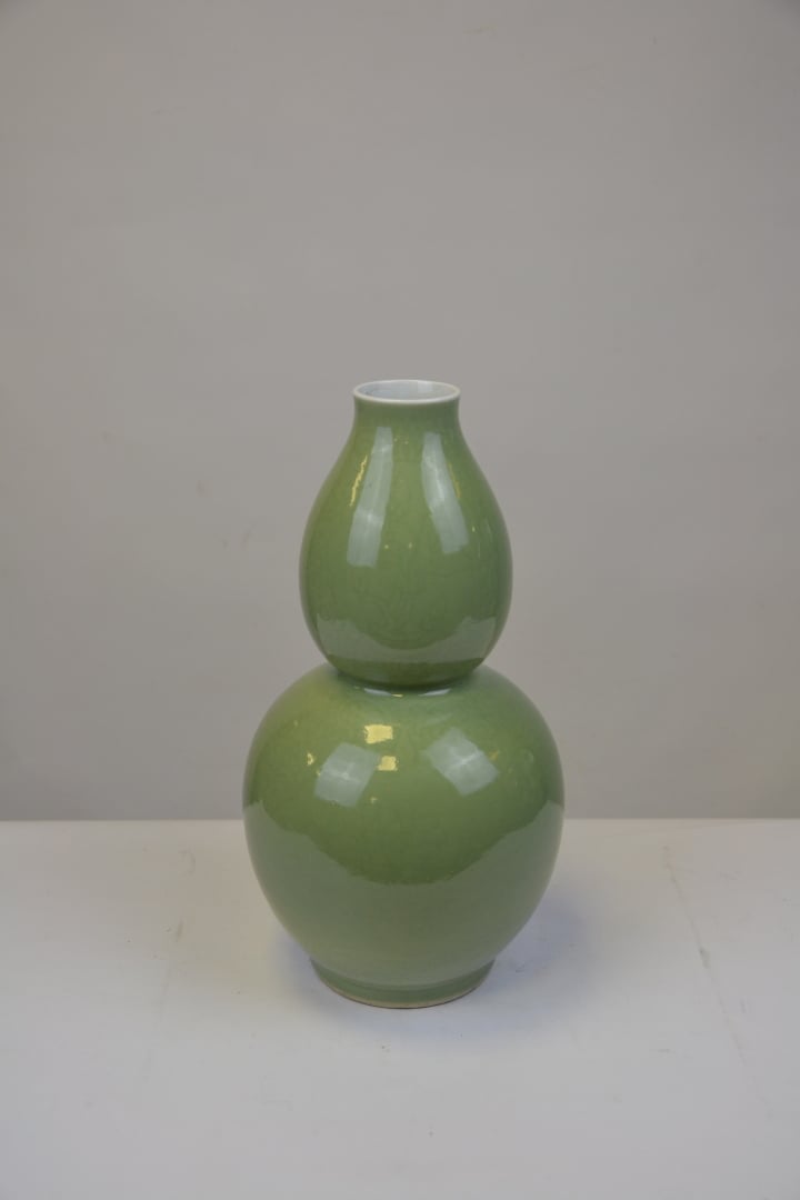 CHINE - Vase de forme coloquinte en porcelaine à couverte céladon. Incisé d'un…