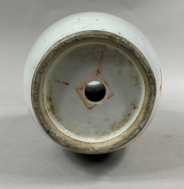 CHINE - Vase de forme queue de phénix en poreclaine émaillée dans les tons cora…