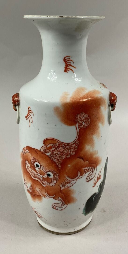 CHINE - Vase de forme queue de phénix en poreclaine émaillée dans les tons cora…
