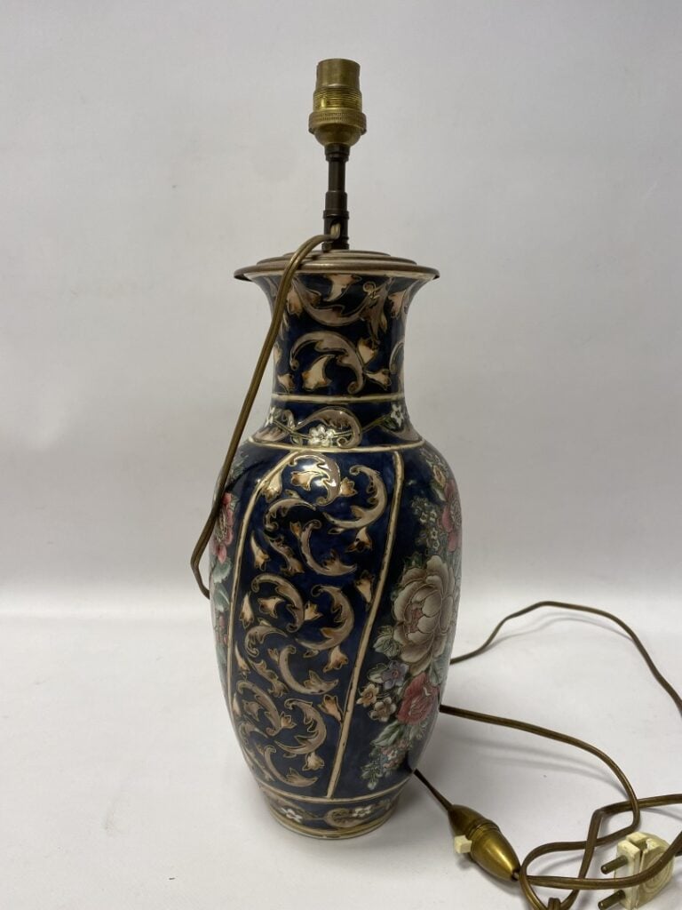 CHINE. - Vase en porcelaine à décor polychrome émaillé de fleurs, monté en lamp…