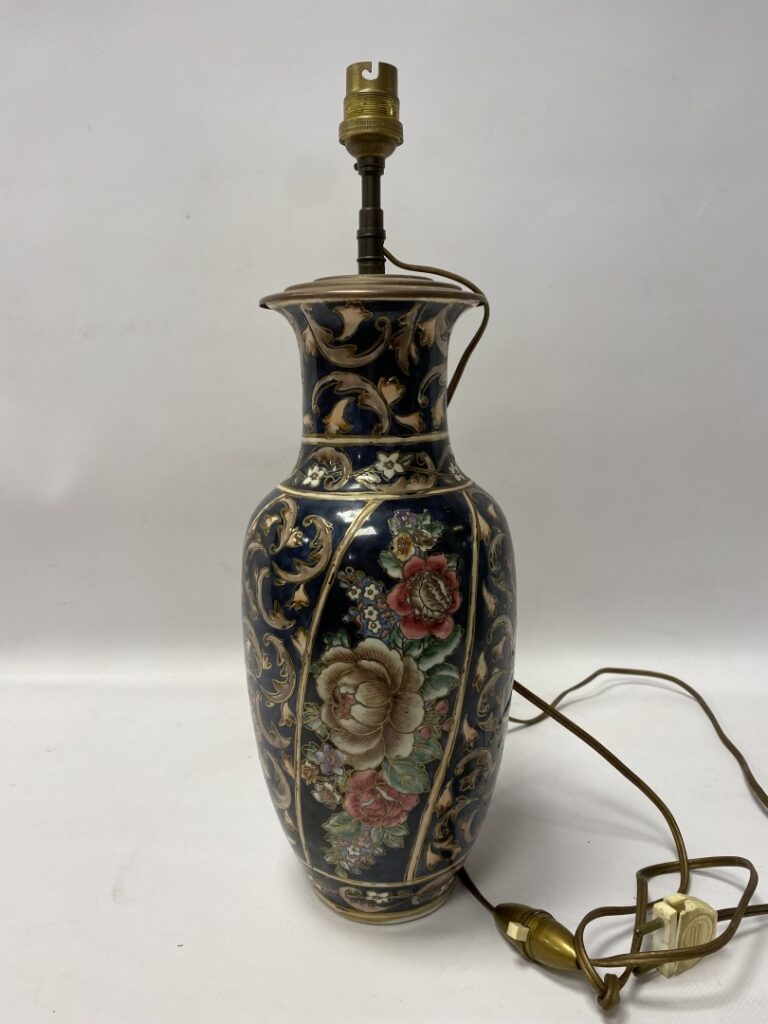 CHINE. - Vase en porcelaine à décor polychrome émaillé de fleurs, monté en lamp…