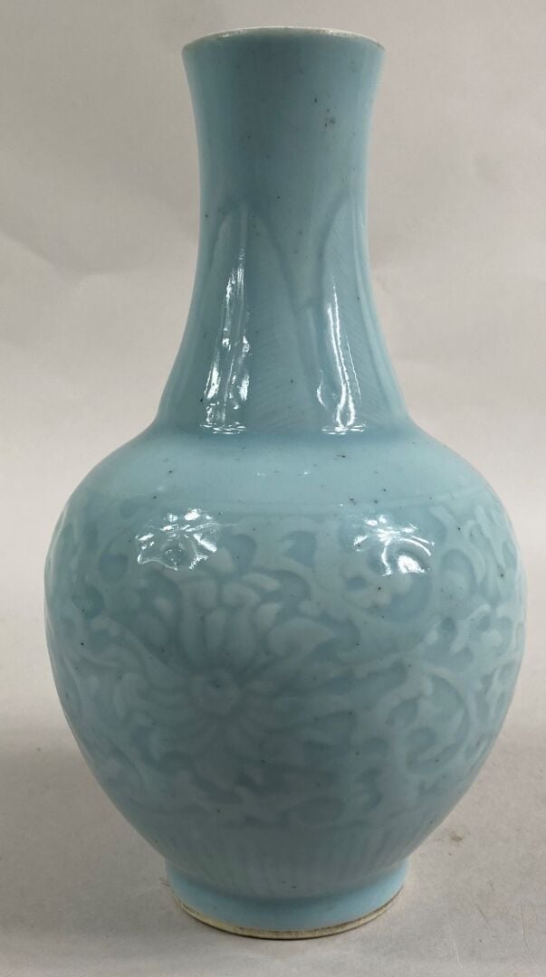 CHINE - Vase en porcelaine de forme bouteille à glaçure dite "clair de lune". A…