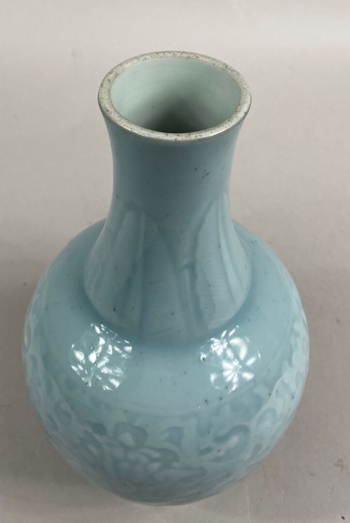 CHINE - Vase en porcelaine de forme bouteille à glaçure dite "clair de lune". A…