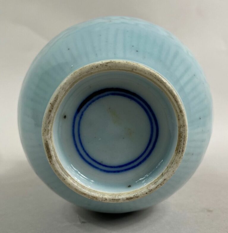 CHINE - Vase en porcelaine de forme bouteille à glaçure dite "clair de lune". A…