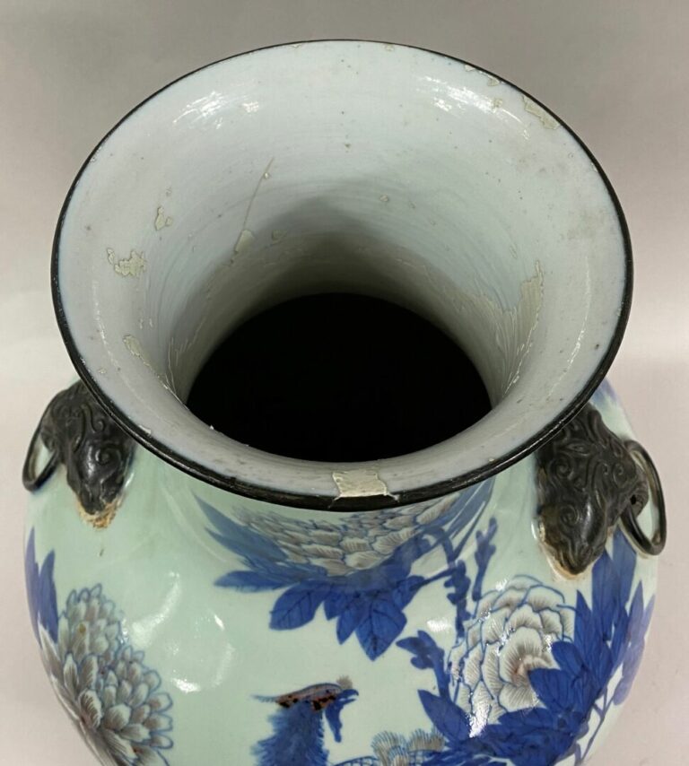 CHINE, - Vase Hu en porcelaine céladon à décor bleu et rouge de fer ornée d'un…