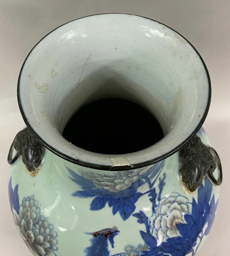 CHINE, - Vase Hu en porcelaine céladon à décor bleu et rouge de fer ornée d'un…