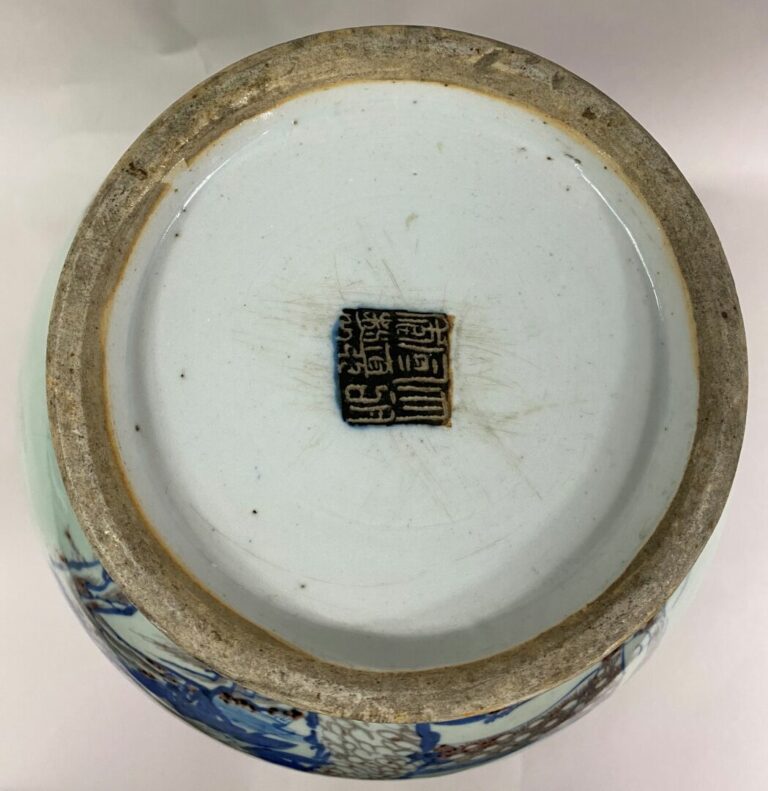 CHINE, - Vase Hu en porcelaine céladon à décor bleu et rouge de fer ornée d'un…
