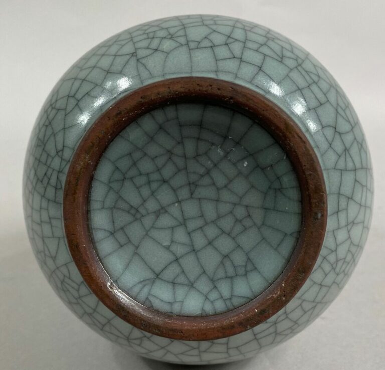 CHINE - Vase pirifome en céramique céladon craquélée de type Geyao. Vase à larg…