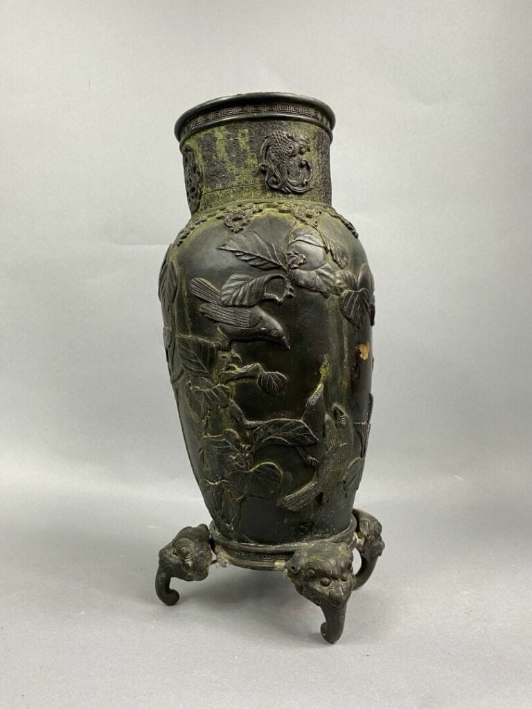CHINE - Vase quadripode en bronze à décor de rinceaux feuillagés de pêche de lo…