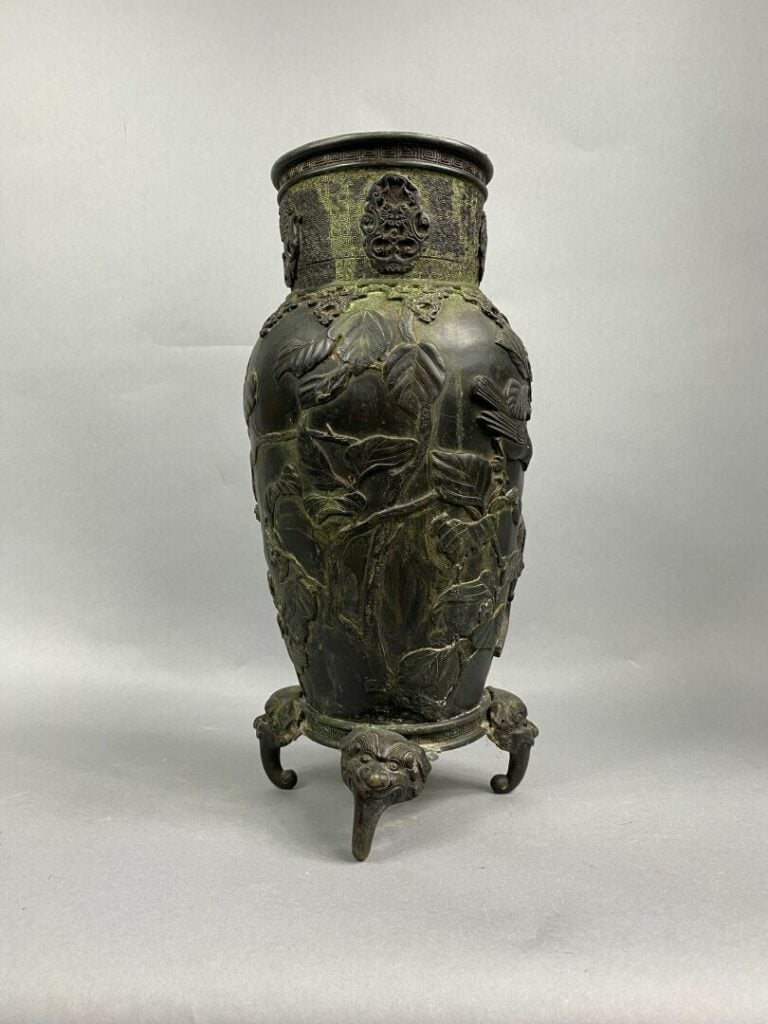 CHINE - Vase quadripode en bronze à décor de rinceaux feuillagés de pêche de lo…