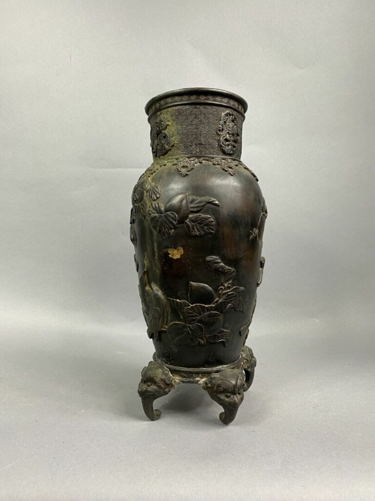 CHINE - Vase quadripode en bronze à décor de rinceaux feuillagés de pêche de lo…