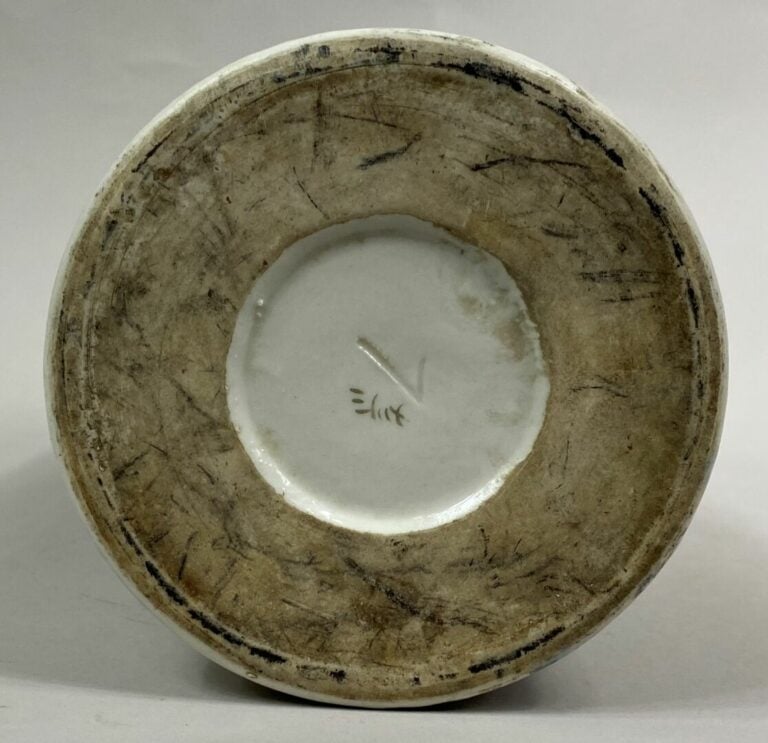 CHINE - Vase rouleau à décor émaillé de pivoines et branchage - Marque sous la…