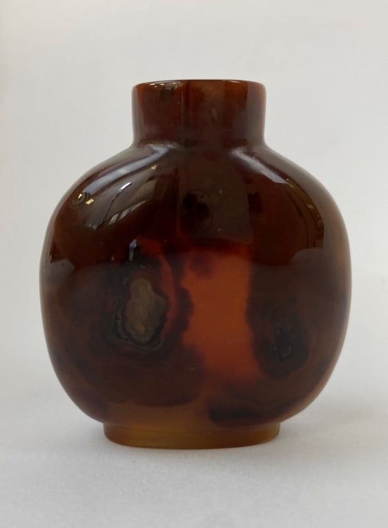 CHINE, Vers 1900 - Flacon tabatière ovoïde en agate ambrée / silhouette - A pie…