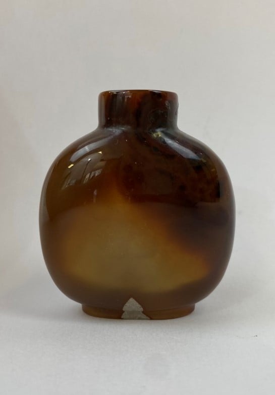 CHINE, Vers 1900 - Flacon tabatière ovoïde en agate ambrée / silhouette - A pie…