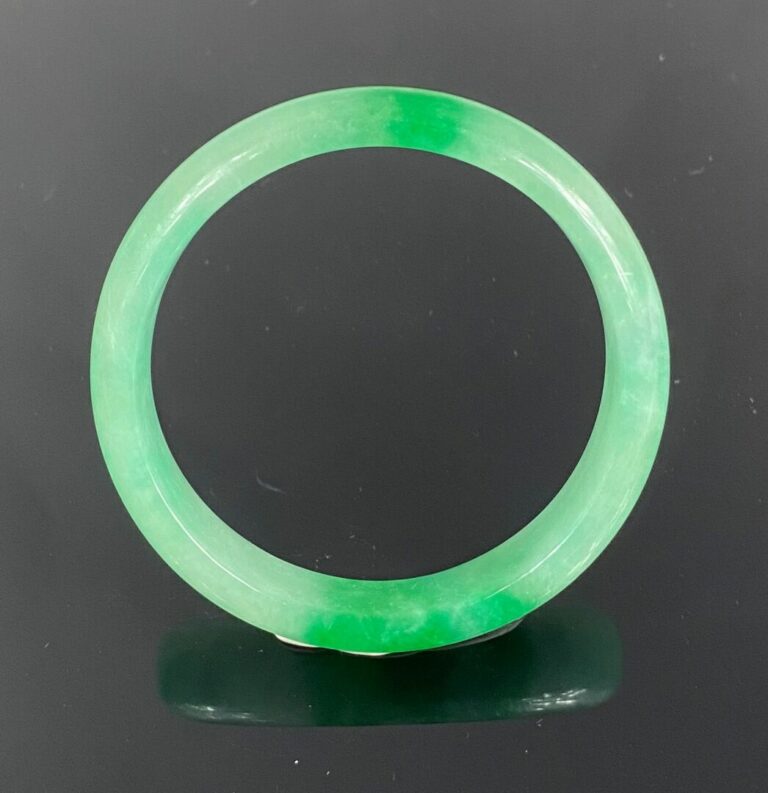 CHINE / VIETNAM, - Bracelet jonc en jade jadéite "mousse dans la neige" - (cara…