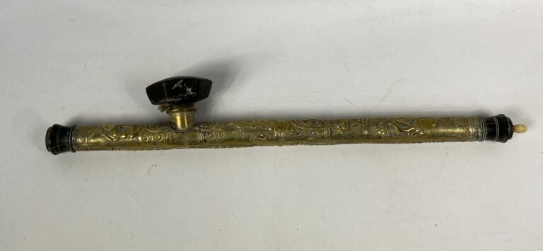 CHINE / VIETNAM - Ensemble de trois pipes à opium et gaines en métal argenté et…