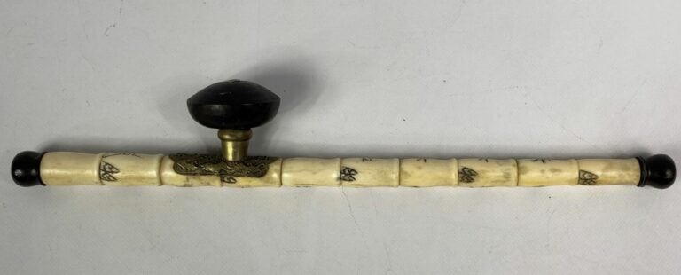 CHINE / VIETNAM - Ensemble de trois pipes à opium et gaines en métal argenté et…